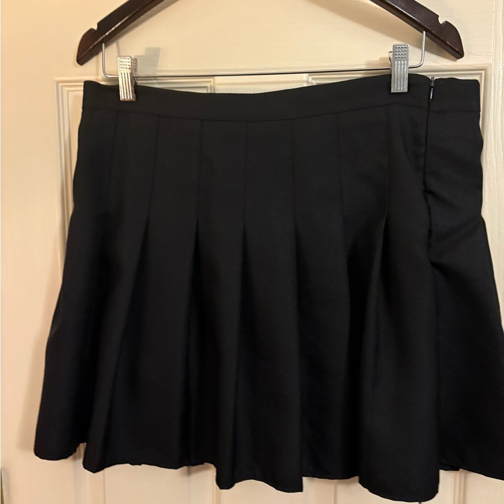 Black tennis shirt- build in shorts